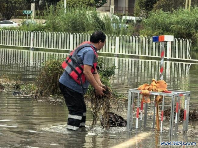 昆明呈贡遭遇强降雨 多部门连夜抢排 全力保障群众出行安全