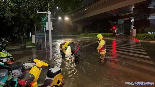 昆明呈贡遭遇强降雨 多部门连夜抢排