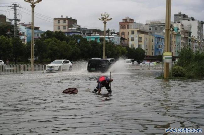 昆明呈贡遭遇强降雨 多部门连夜抢排 全力保障群众出行安全