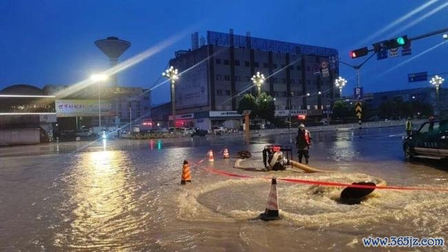 昆明呈贡遭遇强降雨 多部门连夜抢排 全力保障群众出行安全