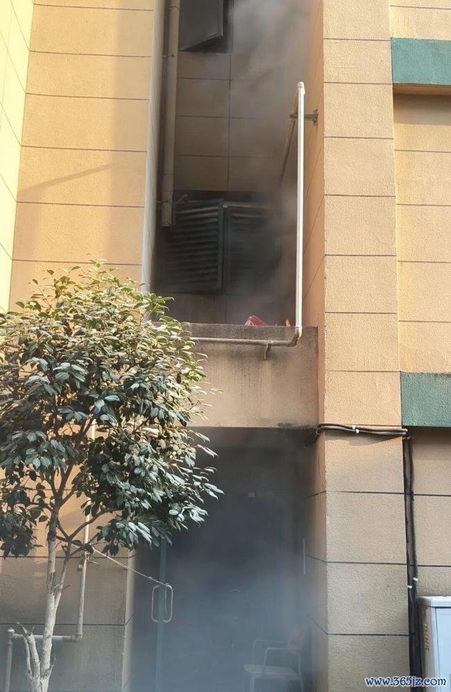小区突发火情物业经理逆行救火